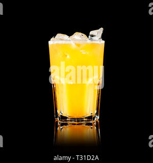 Orange Saft oder Cocktail auf schwarzem Hintergrund Stockfoto