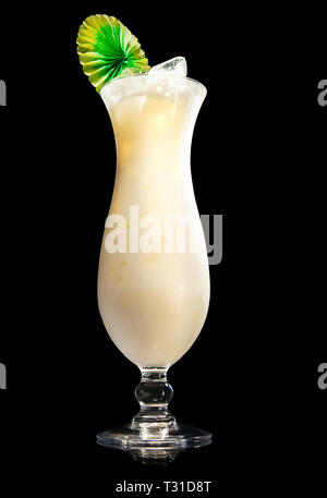 Pina Colada Cocktail auf schwarzem Hintergrund Stockfoto