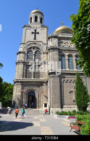 Die Kathedrale von Varna, Bulgarien, auch bekannt als Katedralen Hram Uspenie Bogorodichno Stockfoto