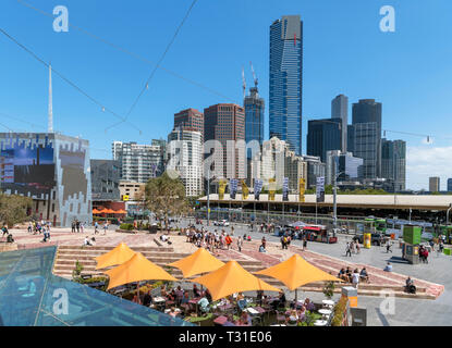 Blick über den Federation Square in Richtung der Skyline von Southbank mit dem Eureka Tower im Zentrum, Melbourne, Australien Stockfoto