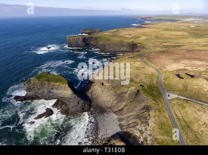 Antenne Birds Eye View Loop Head Halbinsel Landschaft, entlang der wilden Atlantikküste in West Clare Irland. ruhige Straßen und Strände erstreckt sich verlassen. Stockfoto