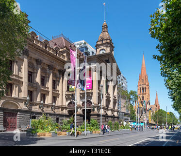 Melbourne Town Hall auf die Swanston Street mit Blick auf die St Paul's Kathedrale, Melbourne, Victoria, Australien Stockfoto