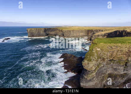 Antenne Birds Eye View Loop Head Halbinsel Landschaft, entlang der wilden Atlantikküste in West Clare Irland. ruhige Straßen und Strände erstreckt sich verlassen. Stockfoto