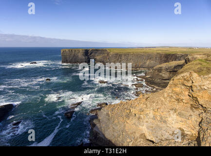 Antenne Birds Eye View Loop Head Halbinsel Landschaft, entlang der wilden Atlantikküste in West Clare Irland. ruhige Straßen und Strände erstreckt sich verlassen. Stockfoto