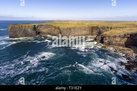 Antenne Birds Eye View Loop Head Halbinsel Landschaft, entlang der wilden Atlantikküste in West Clare Irland. ruhige Straßen und Strände erstreckt sich verlassen. Stockfoto