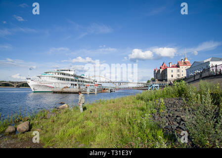 RYBINSK, Russland - Juli 09, 2016: Sonniger Tag an der Wolga Stockfoto