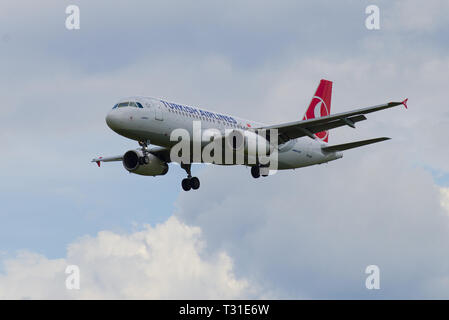 ST. PETERSBURG, Russland - 17. MAI 2016: Airbus A320-232 (TC-JPM) der Turkish Airlines in den bewölkten Himmel fliegt Stockfoto