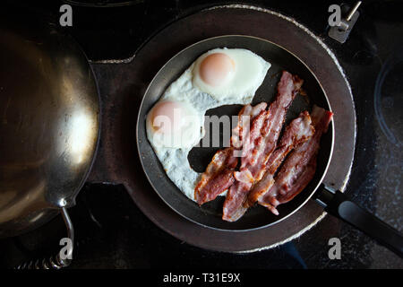 Speck und Eier kochen auf dem Herd Stockfoto