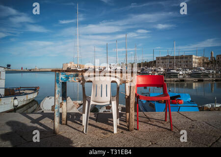 TRANI - Italien / Januar 2018: Das Leben im schönen Fischerdorf Stockfoto