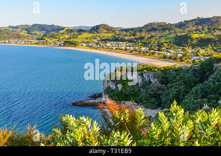 Sonnenuntergang von Cooks Beach von Shakespeare Cliff Lookout an der Coromandel Halbinsel, North Island, Neuseeland. Stockfoto