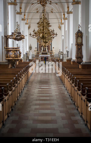 Der Innenraum des Barock inspirierte Trinitas Kirke in Kopenhagen mit seinen extravaganten Altar und Kanzel aus Holz - carver Friedrich Ehbisch Stockfoto