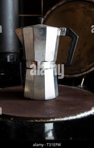 Espressokocher auf einem Herd Stockfoto