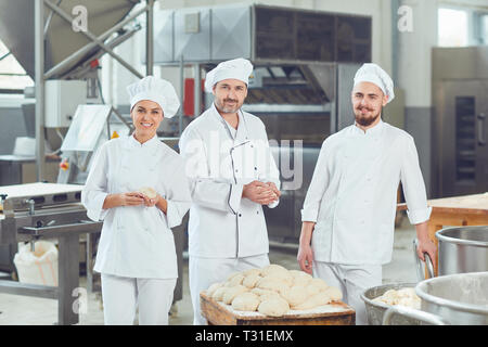 Eine Gruppe von Bäcker lächelt die Bäckerei Stockfoto