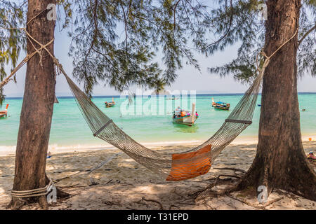 Februar 2019. Ko Lipe Thailand. Ein Blick auf die Hängematte am Strand von Ko Lipe in Ko Tarutao Nationalpark in Thailand Stockfoto