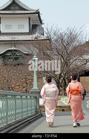 Zwei japanische Frauen in traditionellen Kimonos zu Fuß in Richtung Kanzawa Schloss Stockfoto