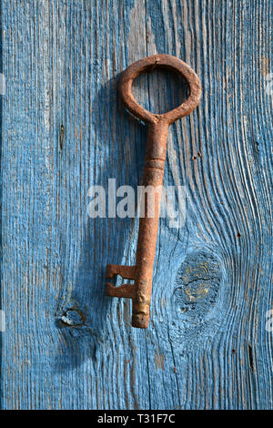 Alte Handarbeit Handwerk Metall Schlüssel hängen auf Holz- Haus Wand Stockfoto