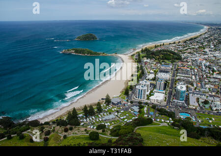 Blick auf die Küste von der Spitze des Mount Manganui mit blauer Himmel, Tauranga, North Island, Neuseeland. Stockfoto