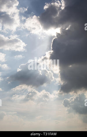 Bewölkter Himmel mit der Sonne durchscheinen Stockfoto