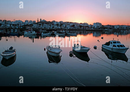 Hafen von Lagos in der Algarve-Portugal bei Sonnenuntergang Stockfoto