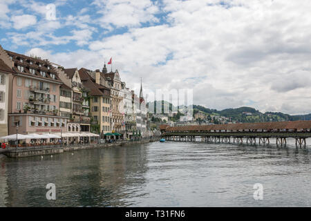 Luzern, Schweiz - Juli 3, 2017: Panoramablick auf das Stadtzentrum von Luzern mit berühmten Kapellbrücke und den Vierwaldstätter See, Reuss. Sommer landscap Stockfoto