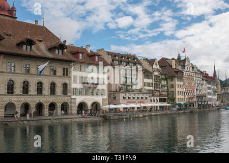 Luzern, Schweiz - Juli 3, 2017: Panoramablick auf das Stadtzentrum von Luzern mit berühmten Kapellbrücke und den Vierwaldstätter See, Reuss. Sommer landscap Stockfoto