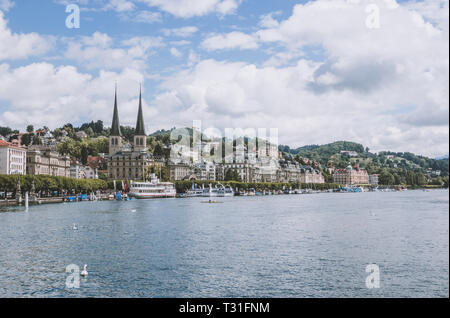Luzern, Schweiz - Juli 3, 2017: Blick auf den See, die Berge und die Stadt Luzern, Schweiz, Europa. Sommer Landschaft, Sonnenschein Wetter, dramatischen Blau Stockfoto
