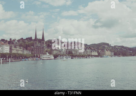 Luzern, Schweiz - Juli 3, 2017: Blick auf den Vierwaldstätter See, die Berge und die Stadt Luzern, Schweiz, Europa. Sommer Landschaft, Sonnenschein Wetter, Dramat Stockfoto