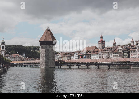 Luzern, Schweiz - Juli 3, 2017: Panoramablick auf das Stadtzentrum von Luzern mit berühmten Kapellbrücke und den Vierwaldstätter See, Reuss. Sommer landscap Stockfoto