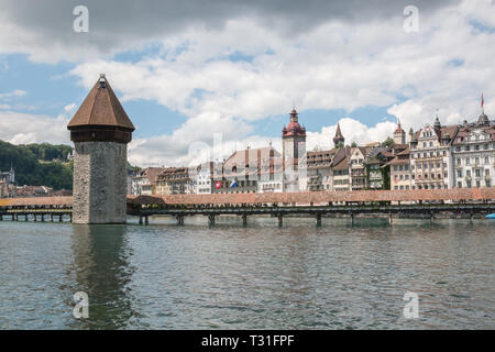 Luzern, Schweiz - Juli 3, 2017: Panoramablick auf das Stadtzentrum von Luzern mit berühmten Kapellbrücke und den Vierwaldstätter See, Reuss. Sommer landscap Stockfoto