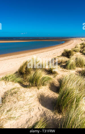 Sanddünen, auf denen der Norfolk Coast Path National Trail aus Burnham Overy Staithe das Meer erreicht, East Anglia, England, Großbritannien. Stockfoto