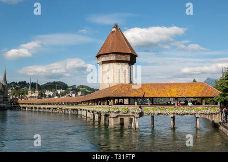 Luzern, Schweiz - Juli 3, 2017: Panoramablick auf Stadt Luzern mit Kapellbrücke und Reuss. Dramatischer Himmel und sonnigen Sommer Landschaft Stockfoto