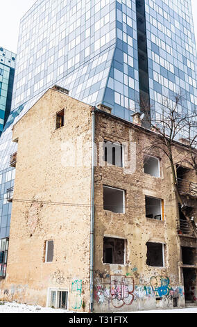 Anzeigen von modernen Gebäuden und alten Backsteinhäusern. Neue Wolkenkratzer in den alten Gebäuden in Sarajewo wachsende Stockfoto