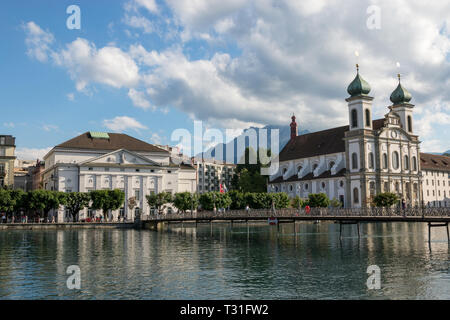 Luzern, Schweiz - Juli 3, 2017: Panoramablick auf Stadt Luzern mit Jesuitenkirche und Reuss. Dramatischer Himmel und sonnigen Sommer Landschaft Stockfoto