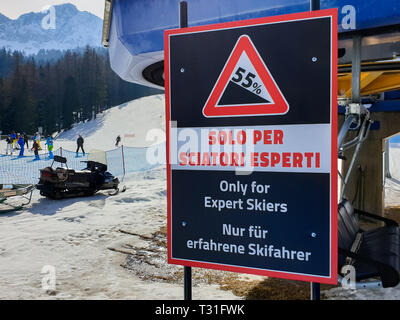 Bild von einem Warnschild auf einer Skipiste nur für erfahrene Skifahrer in Cortina d'Ampezzo, Dolomiten, Italien. Stockfoto