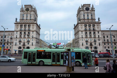 28 April 2018, Minsk, Belarus. Oberleitungsbusse auf dem Bahnhofsplatz in Minsk. Stockfoto