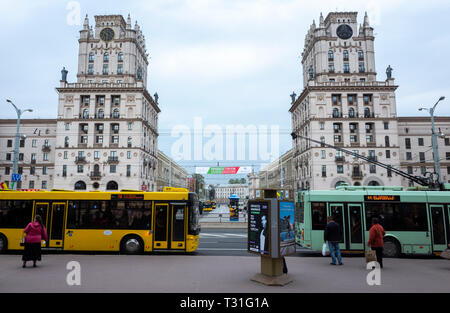 28 April 2018, Minsk, Belarus. Oberleitungsbusse auf dem Bahnhofsplatz in Minsk. Stockfoto