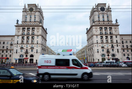 28 April 2018, Minsk, Belarus. Krankenwagen auf dem Bahnhofsplatz in Minsk. Stockfoto