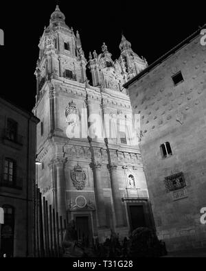 Eine Nachtaufnahme der Universidad de Salamanca in Schwarzweiß, die Schönheit in seiner 1130 Architektur zu verbessern Stockfoto