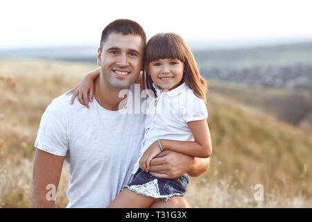 Vater und Tochter auf die Natur bei Sonnenuntergang im Sommer. Stockfoto