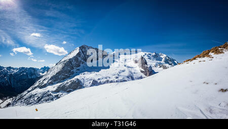 Panoramablick auf den Gipfel des Mount Marmolada an einem schönen sonnigen Tag, Dolomiten, Italien Stockfoto