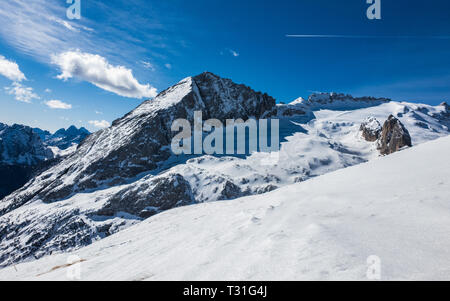 Panoramablick auf den Gipfel des Mount Marmolada an einem schönen sonnigen Tag, Dolomiten, Italien Stockfoto