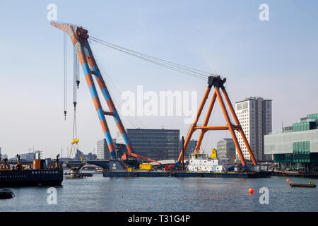 Kopenhagen, Dänemark - 4 April, 2019: Die riesigen Schwimmkran Hebo Aufzug 9 Teile installieren für einen neuen Radfahren Brücke über den Hafen. Stockfoto