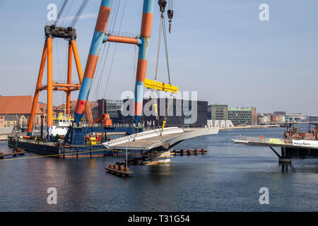 Kopenhagen, Dänemark - 4 April, 2019: Die riesigen Schwimmkran Hebo Aufzug 9 Teile installieren für einen neuen Radfahren Brücke über den Hafen. Stockfoto