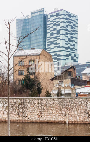 Anzeigen von modernen Gebäuden und alten Backsteinhäusern. Neue Wolkenkratzer in den alten Gebäuden in Sarajewo wachsende Stockfoto