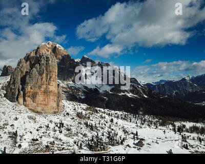 Zeitraffer Aufnahme der Wolken, um Cinque Torri auf einem an einem schönen sonnigen Tag, Cortina d'Ampezzo, Dolomiten, Italien Stockfoto