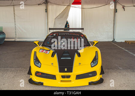 Valencia, Spanien - 30. März 2019: Gelb Ferrari 458 Speciale A. Luxus sport auto. Autohaus. Ansicht von vorn Stockfoto