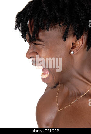 Ein afrikanischer amerikanischer Mann in der Nähe von seinem Gesicht schreiend mit seinen Mund weit offen, wütend, isoliert auf der Suche nach weißem Hintergrund Stockfoto