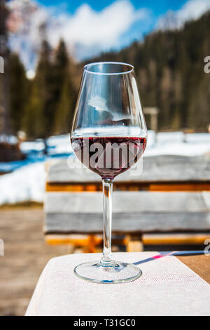 Bild von einem Glas Rot Cabernet Wein in einer Lodge in Cortina d'Ampezzo, Dolomiten, Italien Stockfoto