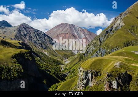 Schöne bunte Berge aus dem Russland Georgien Friendship Monument in Kazbegi, Georgien gesehen. Stockfoto