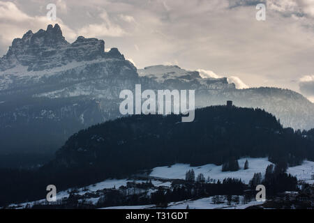 Panoramablick auf Pocol in einem dunstigen Tag Cortina D'Ampezzo, Dolomiten, Italien Stockfoto